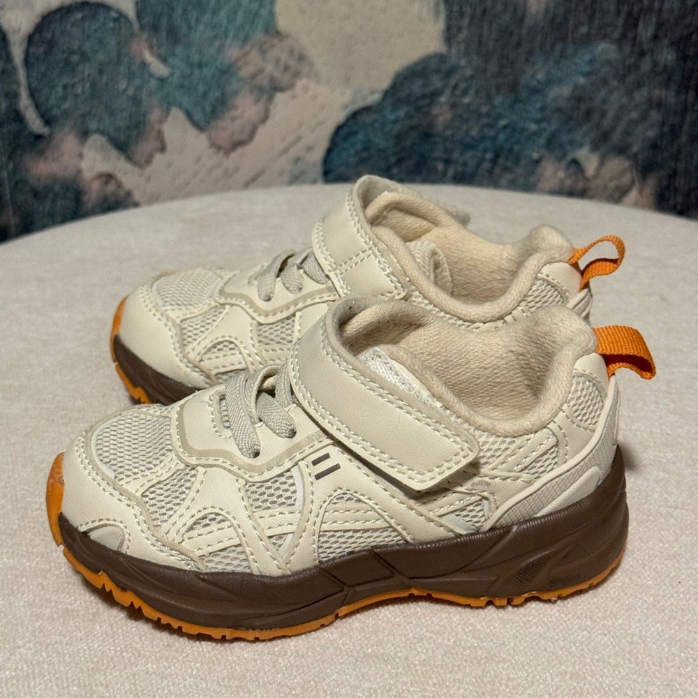 Zara | cream/black sneakers / baby 6.5
